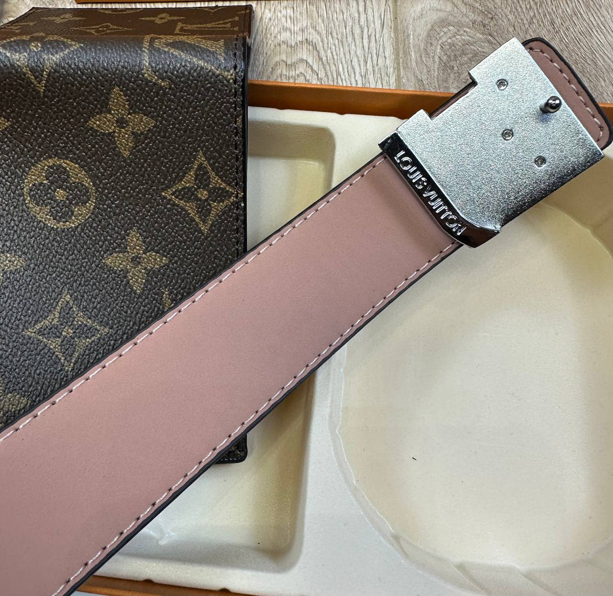LV BELT AND WALLET SET COMES WITH BOX & PAPERWORK to2608