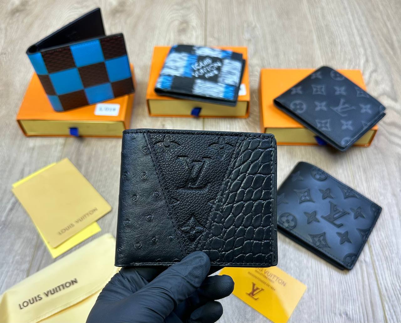 LV men’s Wallet Comes with boxes to0409