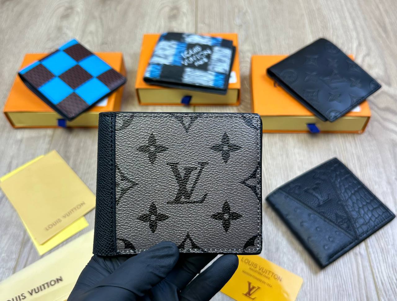 LV men’s Wallet Comes with boxes to0409