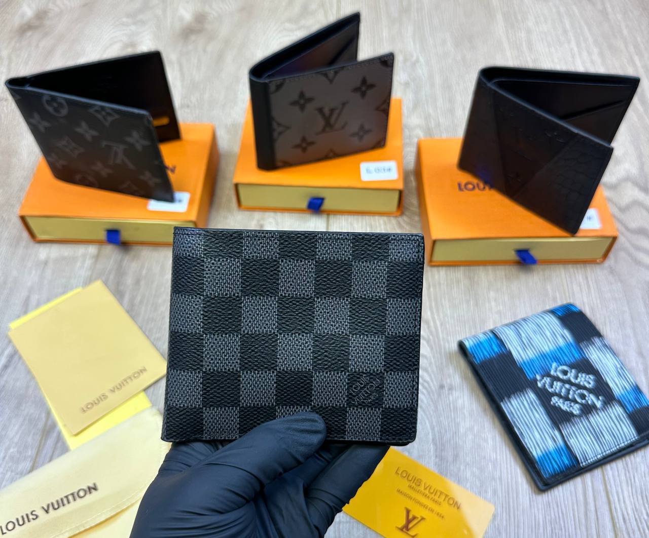LV men’s Wallet Comes with boxes to0409
