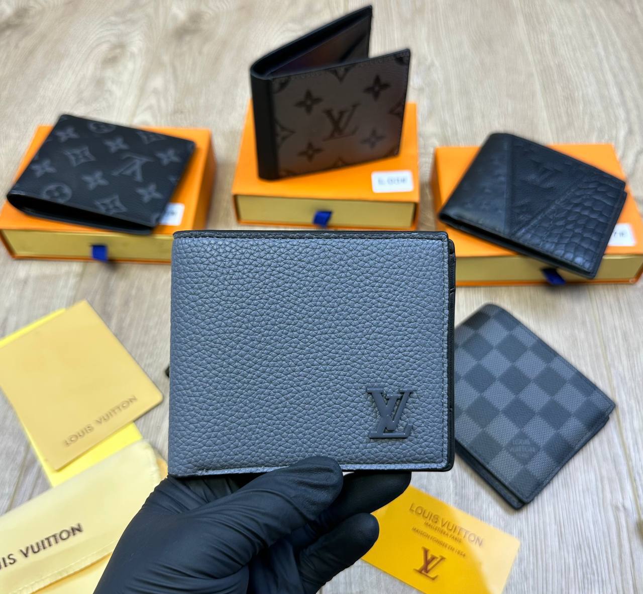 LV men’s Wallet Comes with boxes to0409