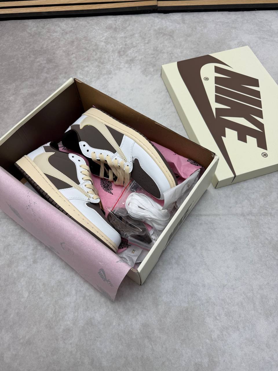 JORDA NIK TRAVIS COME WITH BOX ETC am0409