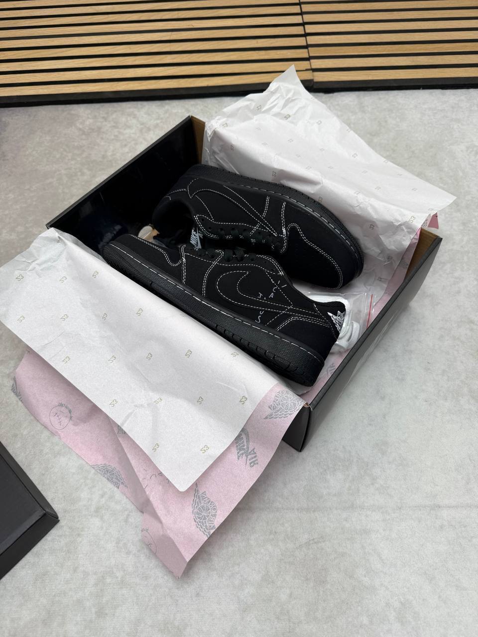 JORDA NIK TRAVIS COME WITH BOX ETC am0409