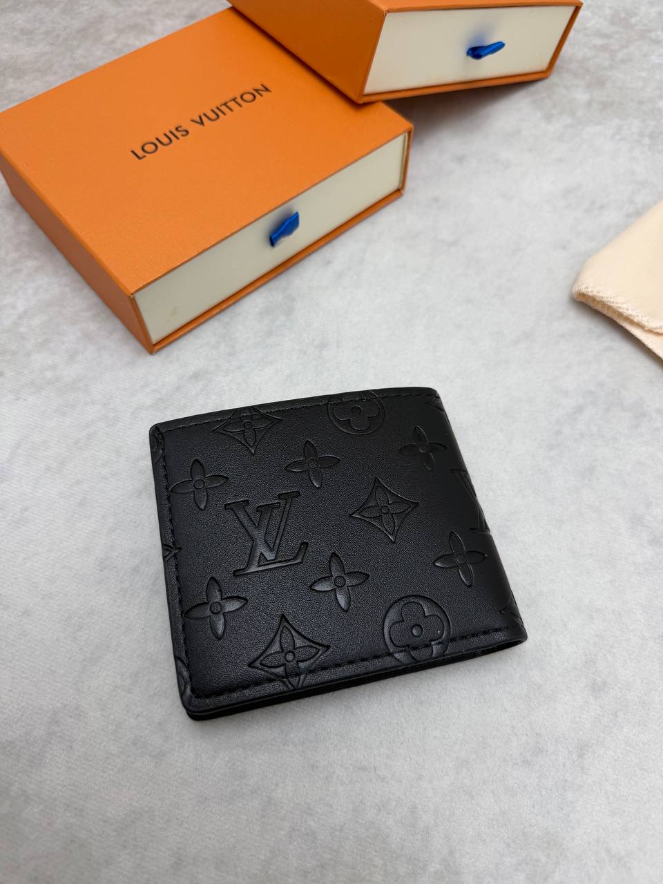 LV WALLET COME WITH BOX ETC am0909