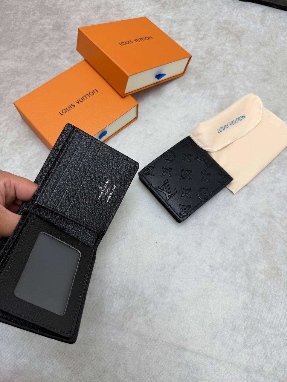 LV WALLET COME WITH BOX ETC am0909