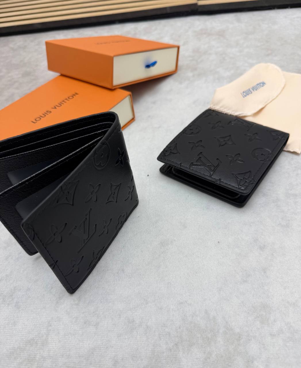 LV WALLET COME WITH BOX ETC am0909