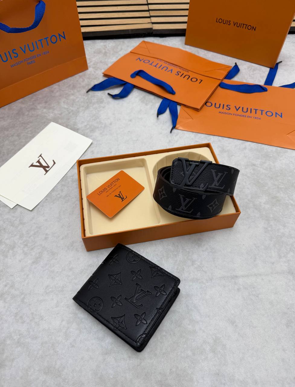 MENS LV BELTS AND WALLET SET COME WITH BOX ETC am0909
