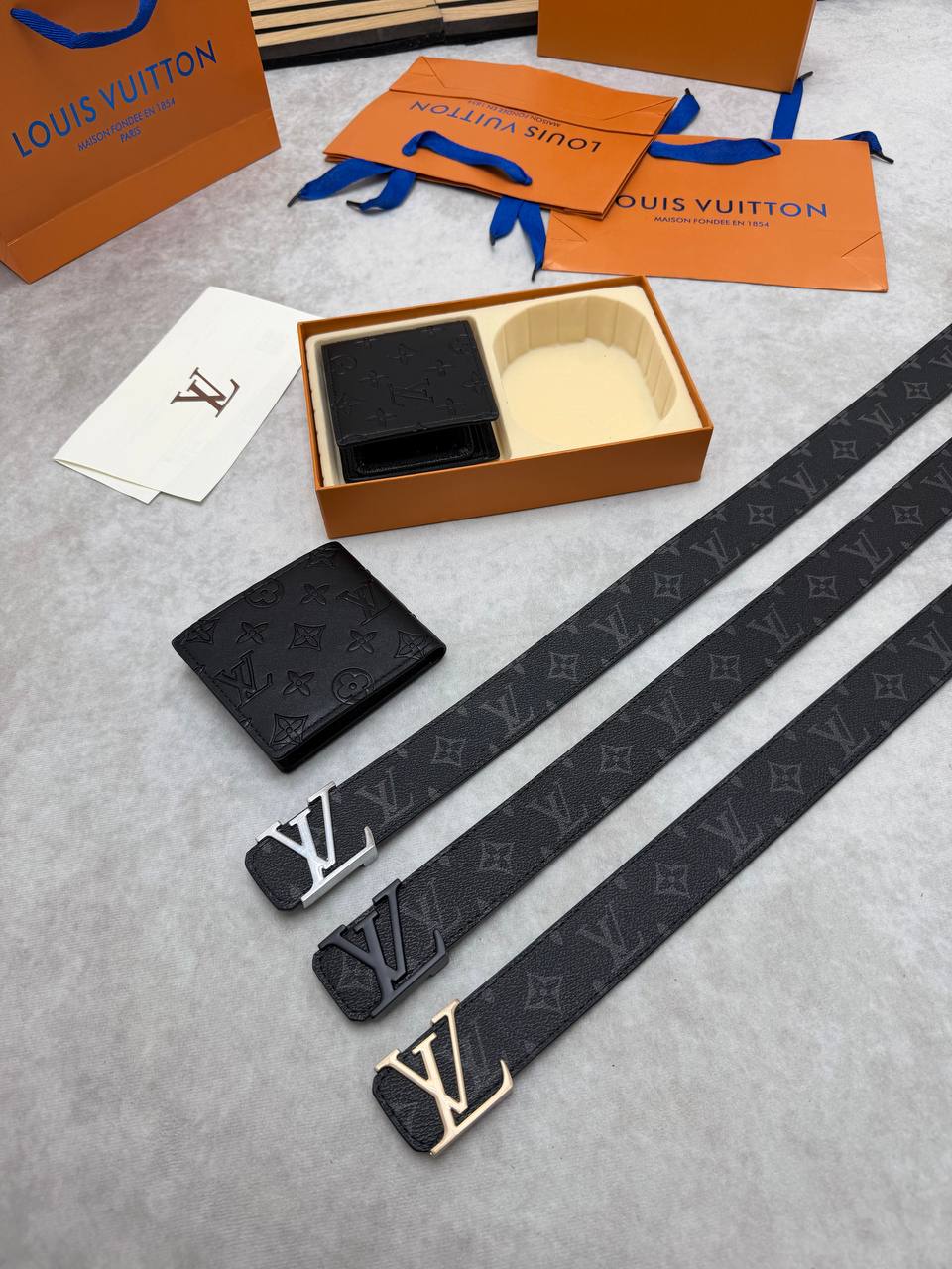 MENS LV BELTS AND WALLET SET COME WITH BOX ETC am0909