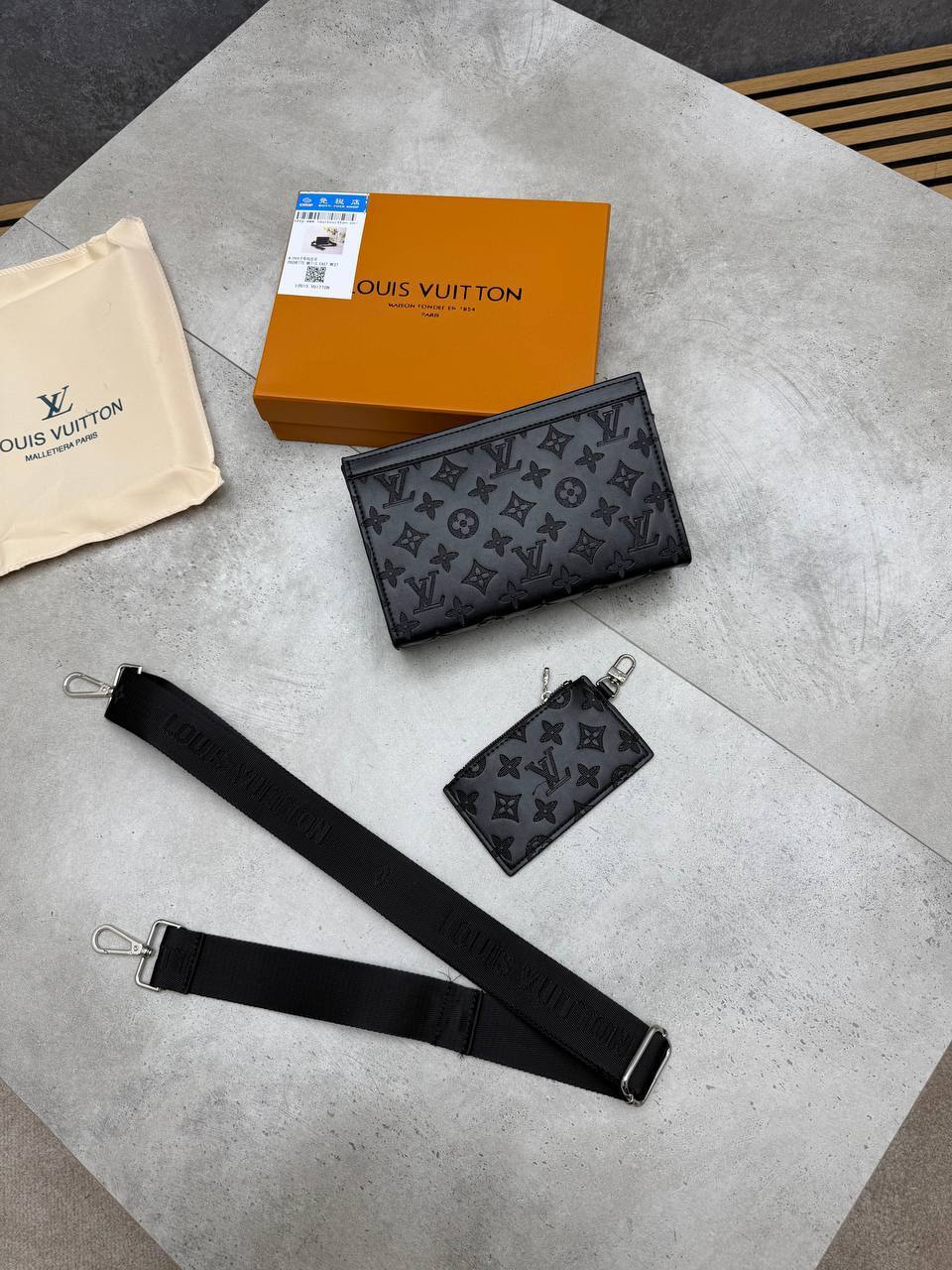 MENS LV BAG COME WITH BOX ETC am1309