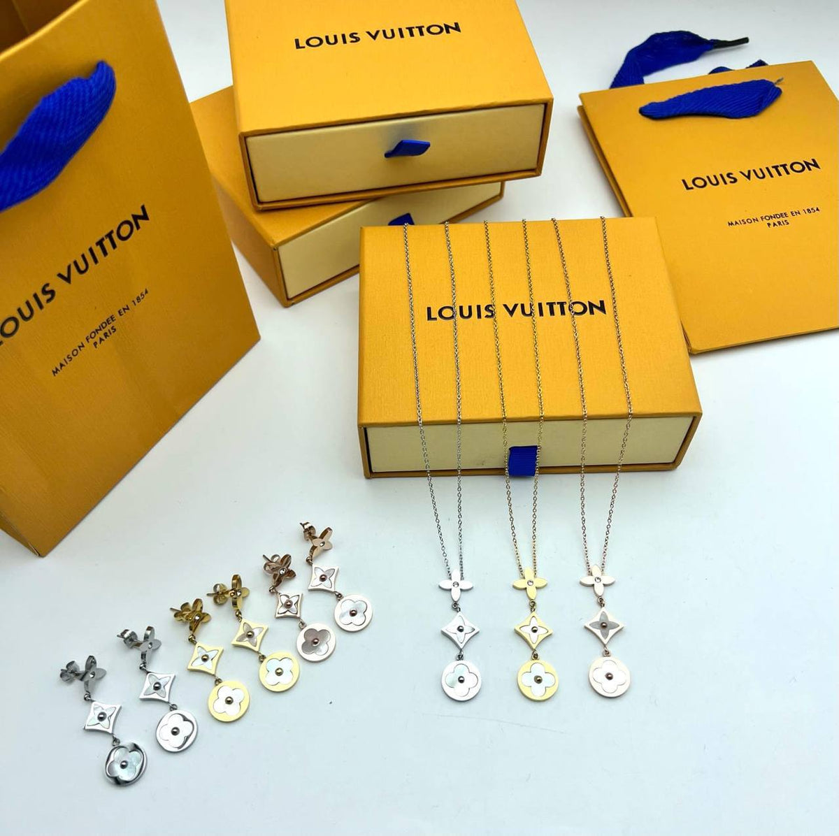 Women’s necklace set with box and carrier bag sa1509
