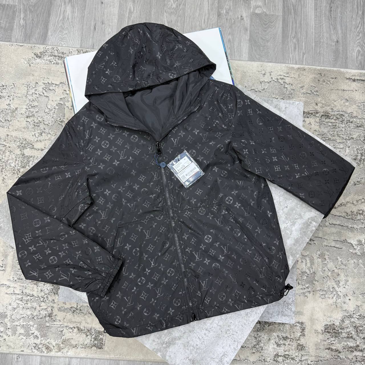 SUPER CLON LV MONOGRA REVERSIBL WINDBREAKER jay2706