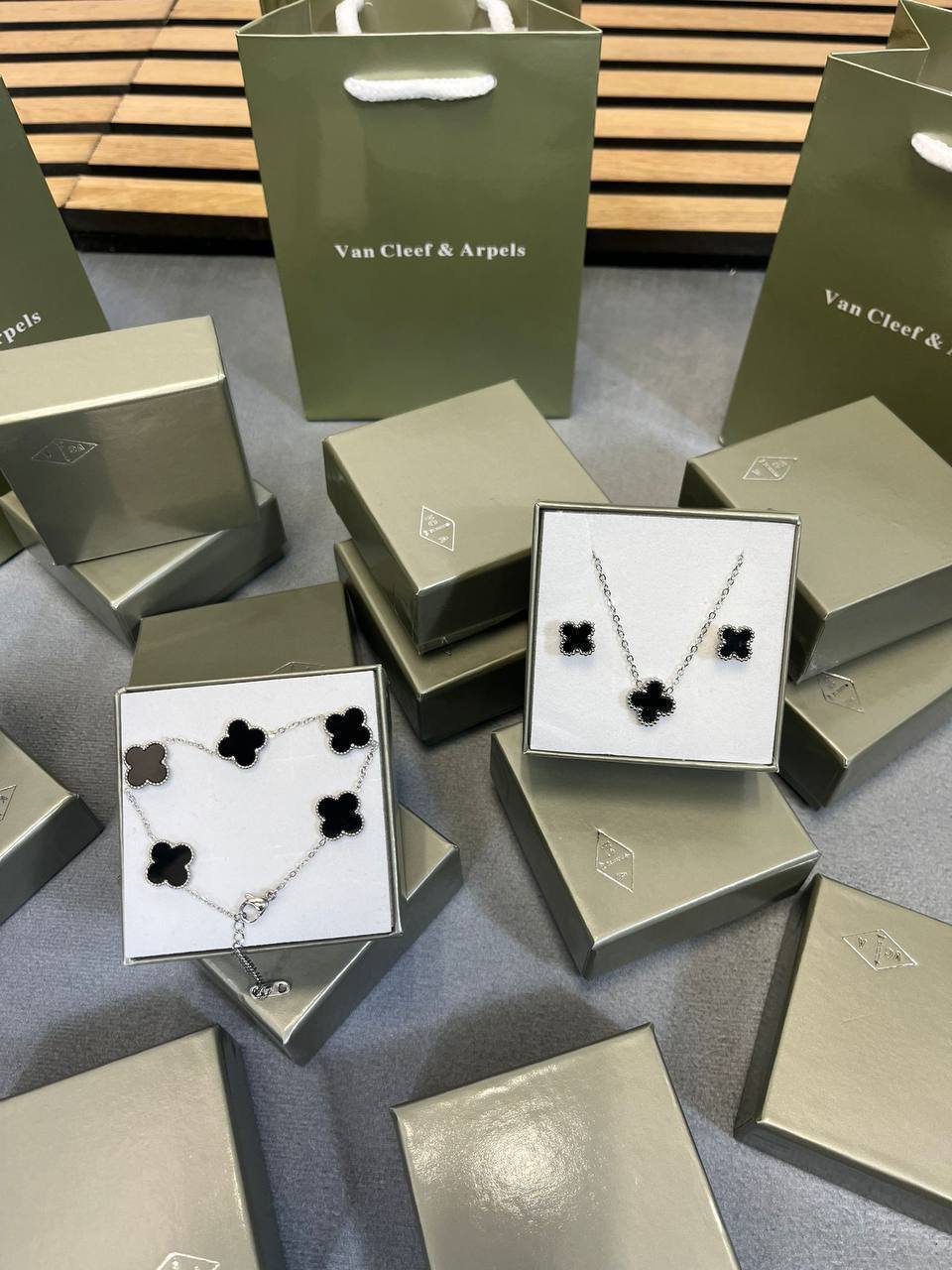VIN CLEF or ARPELS NECKLACE EARRING AND BRACLET SET WITH FULL PACKING am0109
