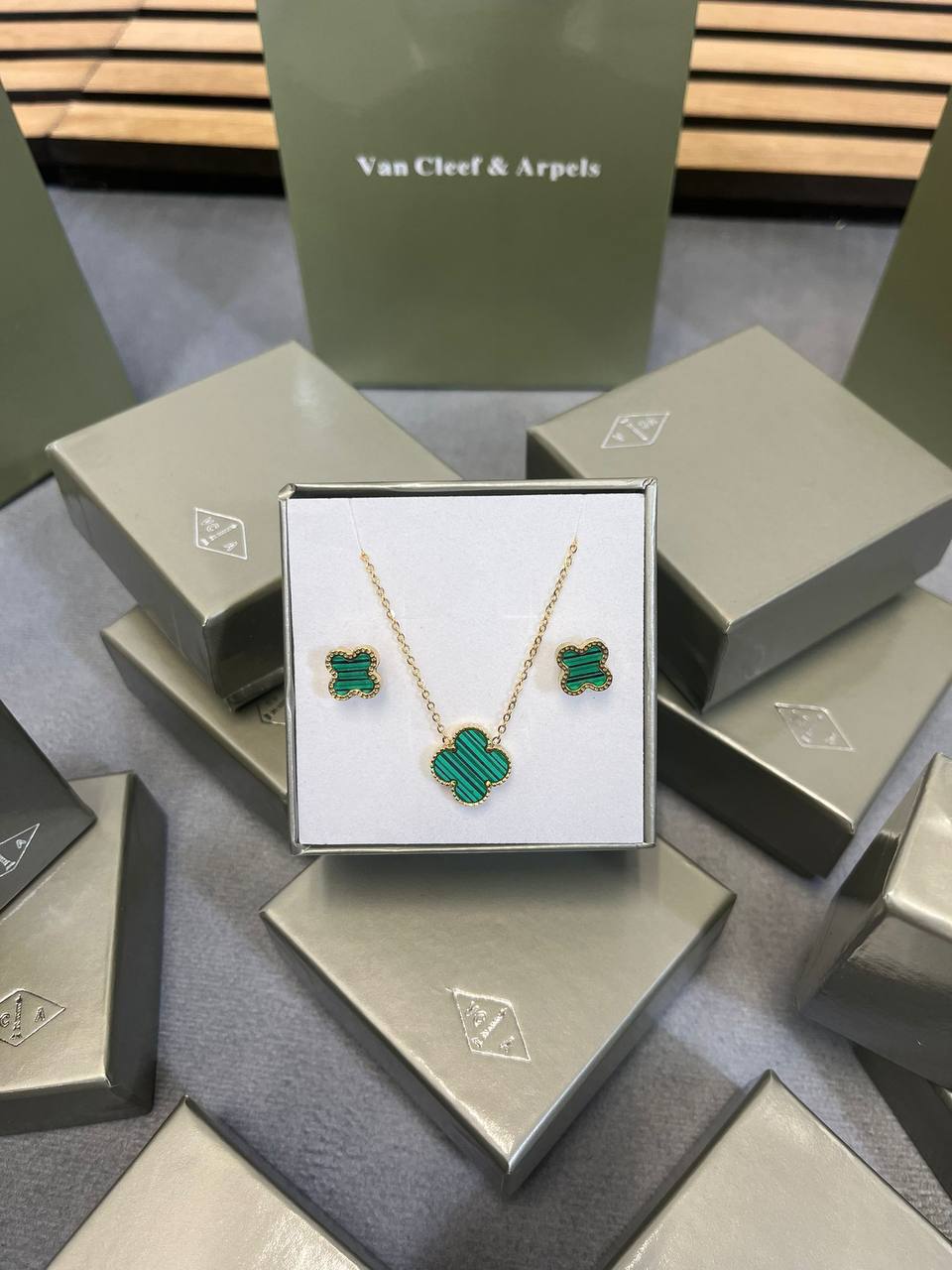 VIN CLEF or ARPELS NECKLACE EARRING AND BRACLET SET WITH FULL PACKING am0109