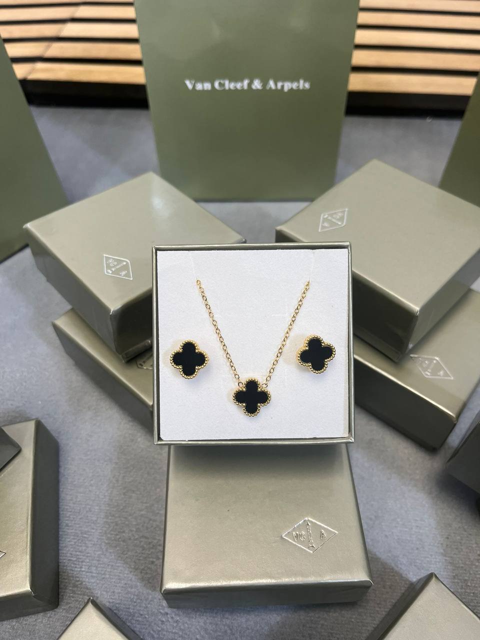 VIN CLEF or ARPELS NECKLACE EARRING AND BRACLET SET WITH FULL PACKING am0109