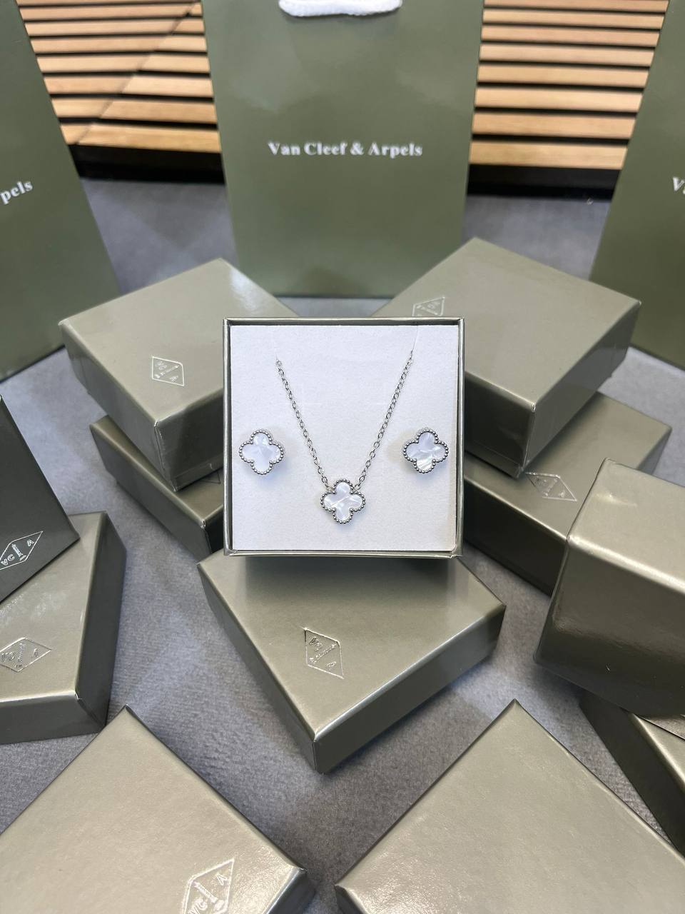 VIN CLEF or ARPELS NECKLACE EARRING AND BRACLET SET WITH FULL PACKING am0109