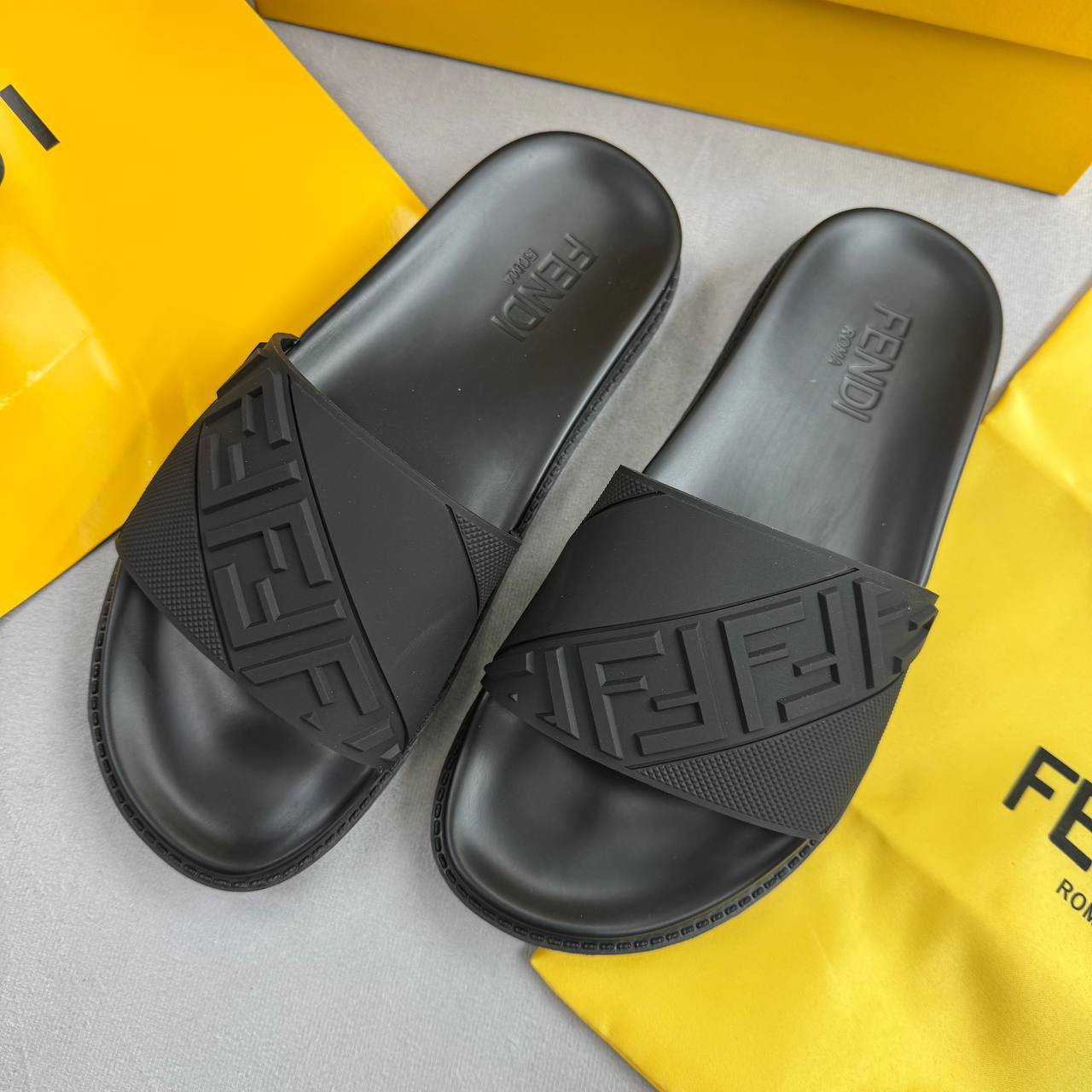 Fendn slider with box and carrier bag sa0309