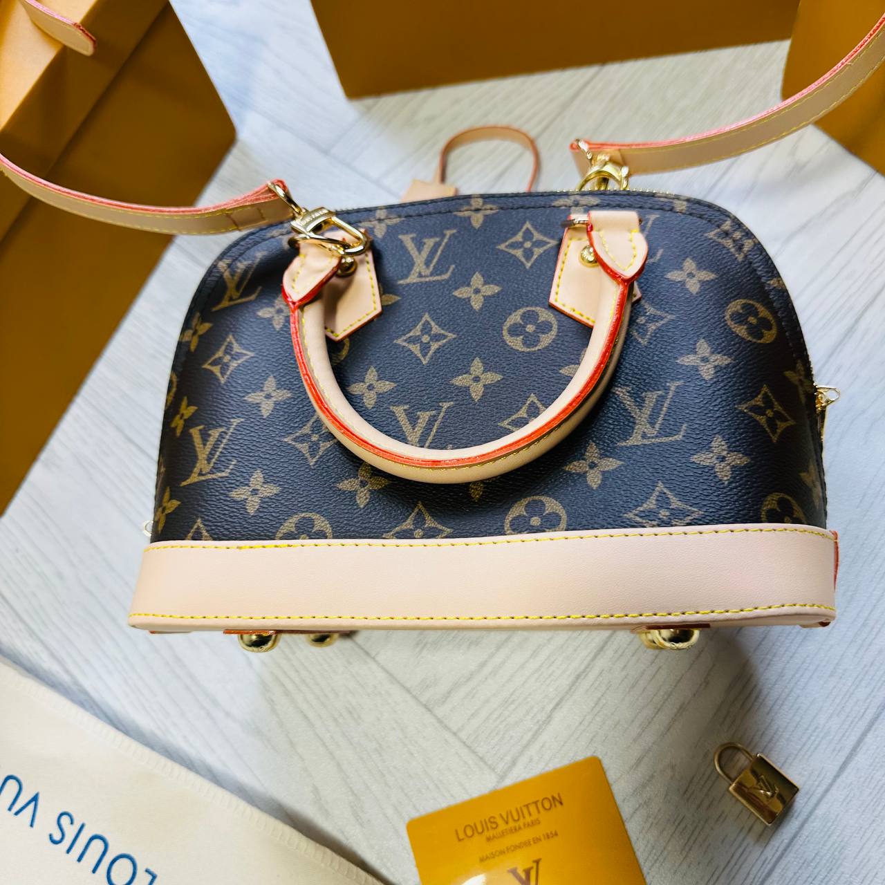 LVE BAG WITH BOX AND PIPERWORK AVAILABLE to0509