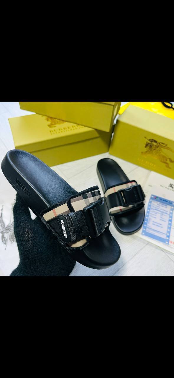 BURBERR SLIDERS WHIT BOX AND PAPERWORK to2406