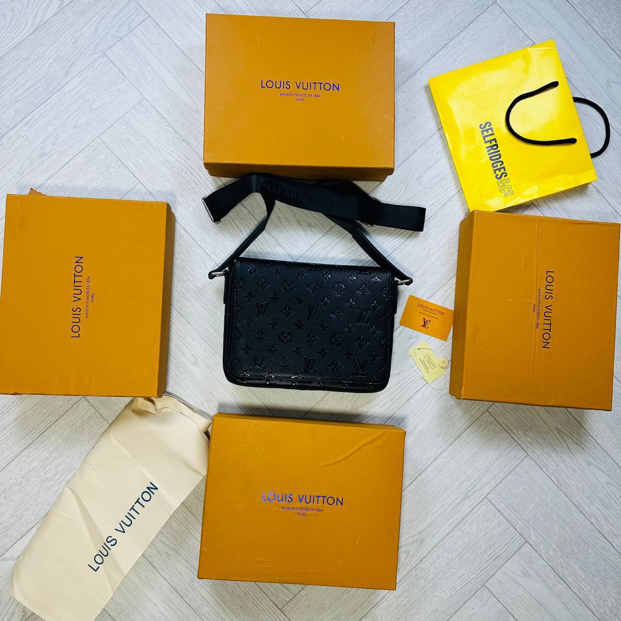 LV MAN BAG WHIT BOX to2706