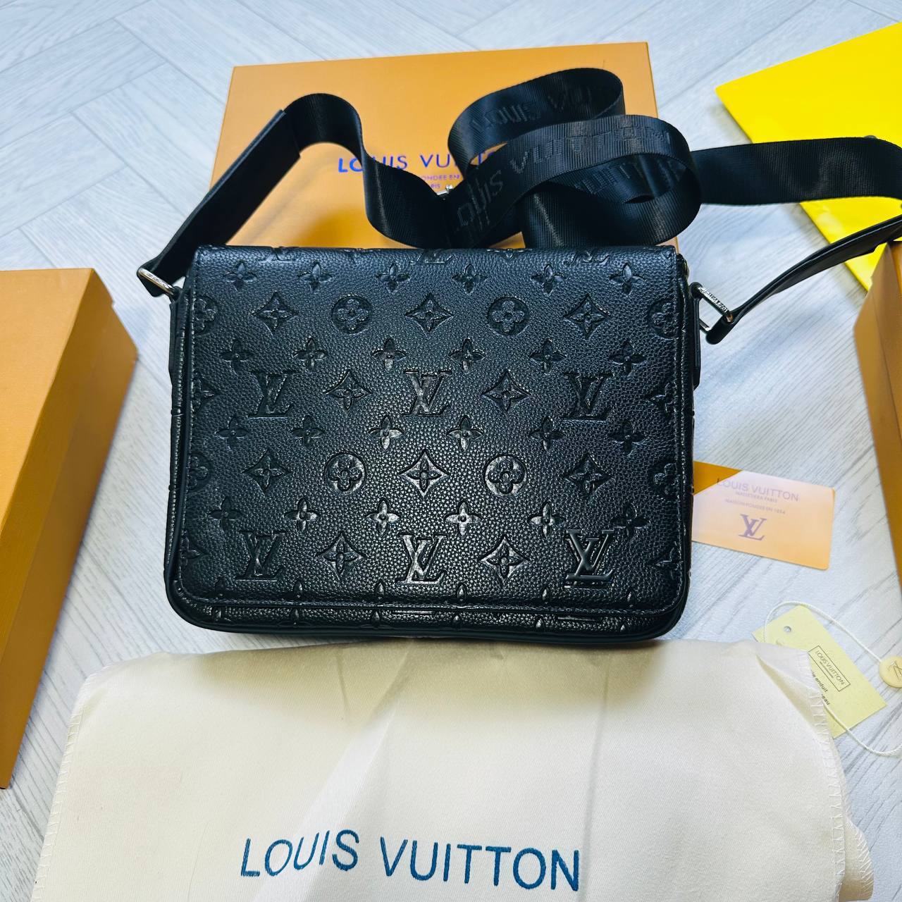 LV MAN BAG WHIT BOX to2706