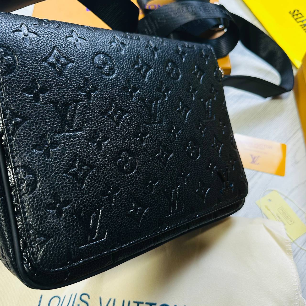 LV MAN BAG WHIT BOX to2706