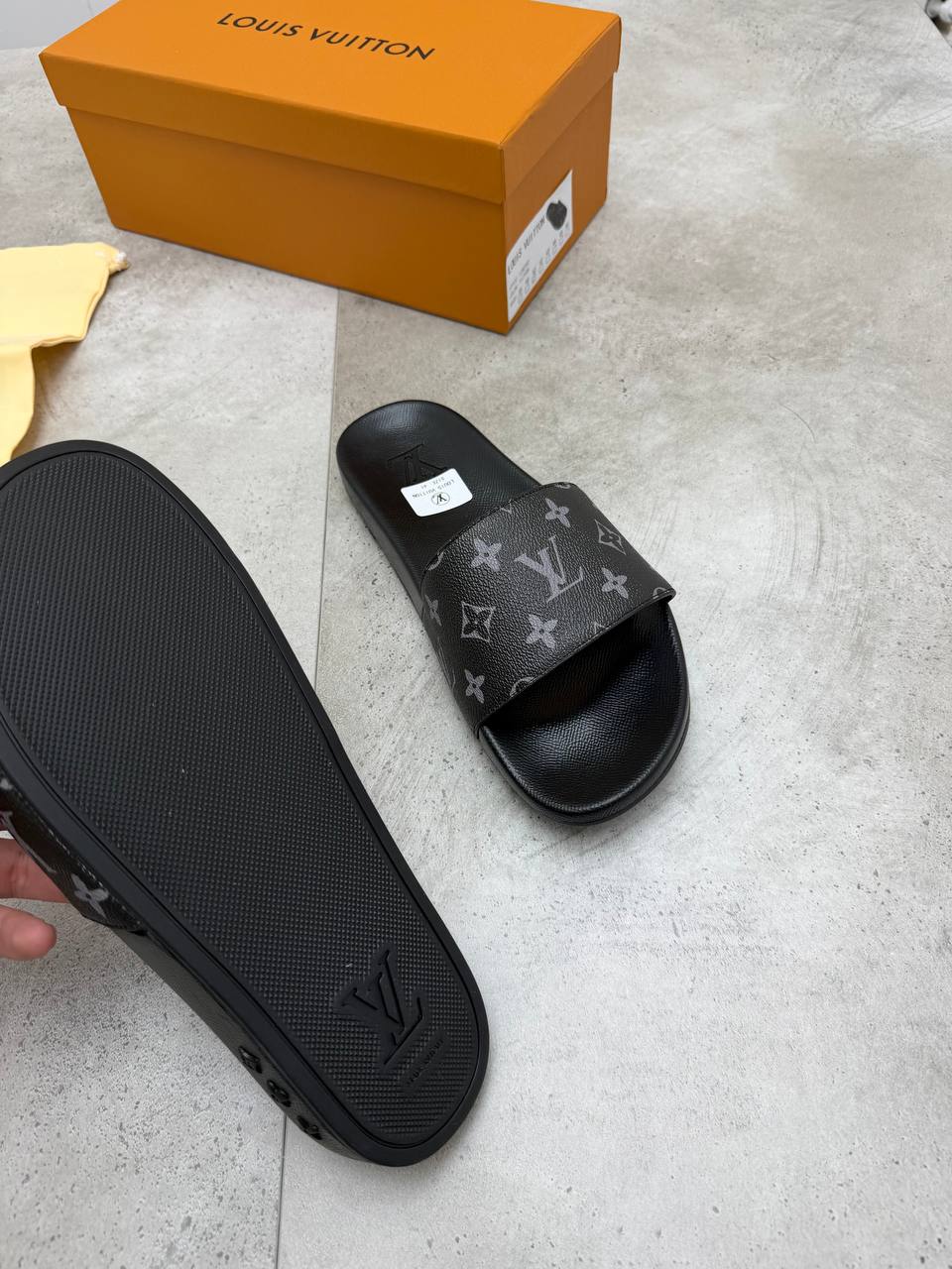 SUPER CLON MENS LV SLIDERS COME WITH BOX ETC am0207