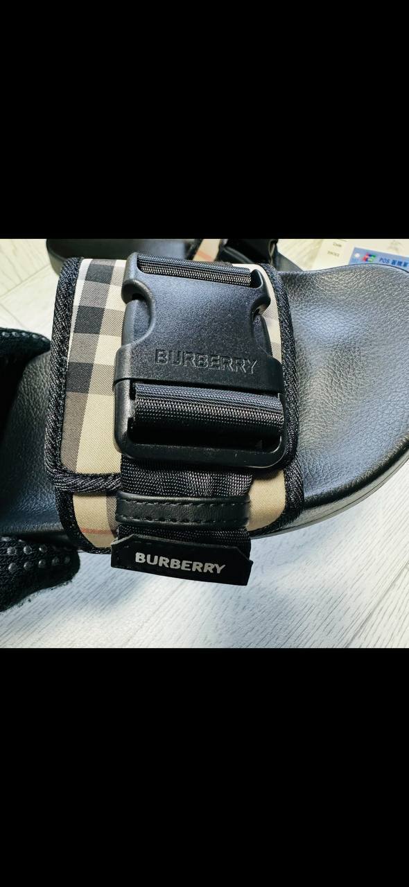 BURBERR SLIDERS WHIT BOX AND PAPERWORK to1007