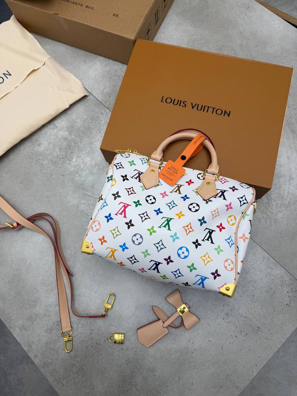 SUPER CLON WOMENS LV COME WITH BOX ETC am1007