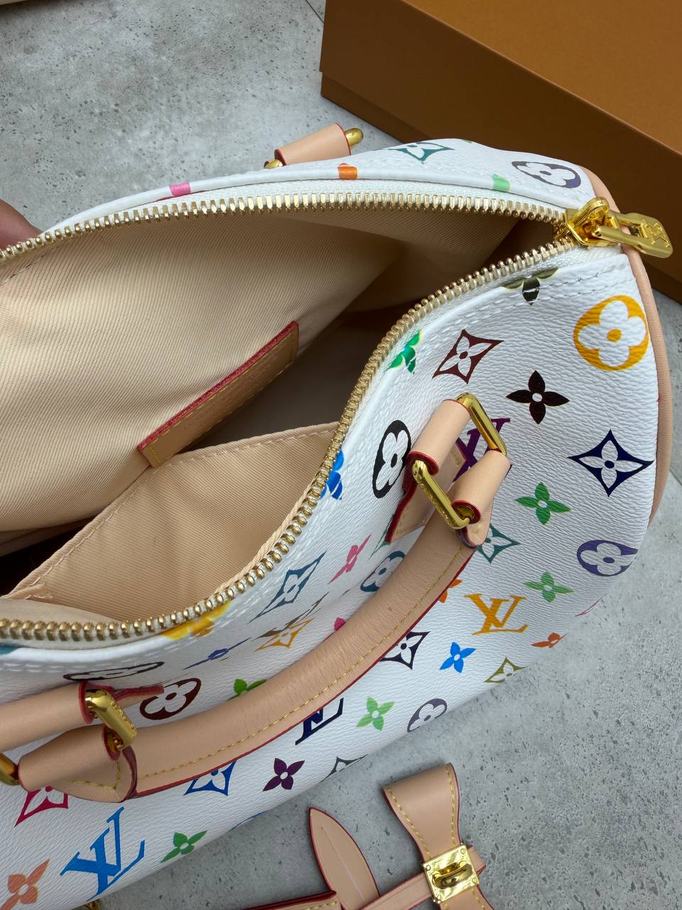 SUPER CLON WOMENS LV COME WITH BOX ETC am1007