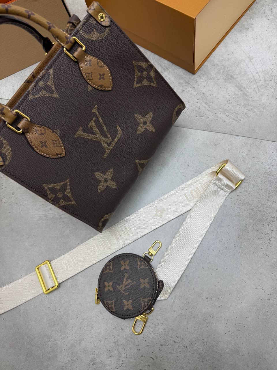 SUPER CLON WOMENS LV BAG COME WITH BOX ETC am1007