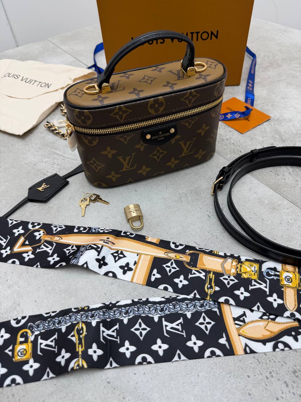 SUPER CLON WOMENS LV BAG COME WITH BOX ETC am1007