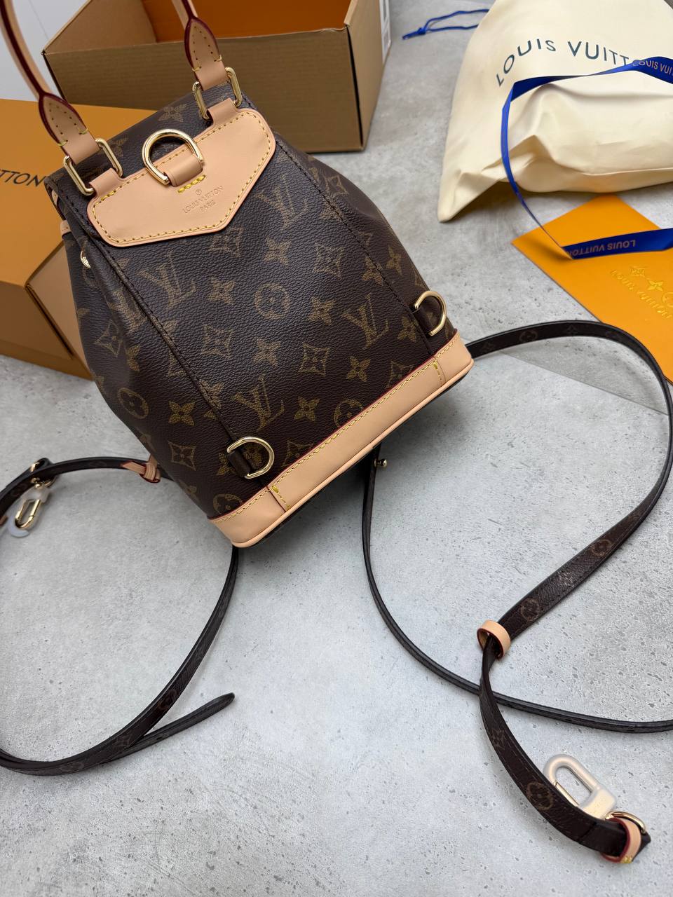 SUPER CLON WOMENS LV BACKPACK COME WITH BOX ETC am1007