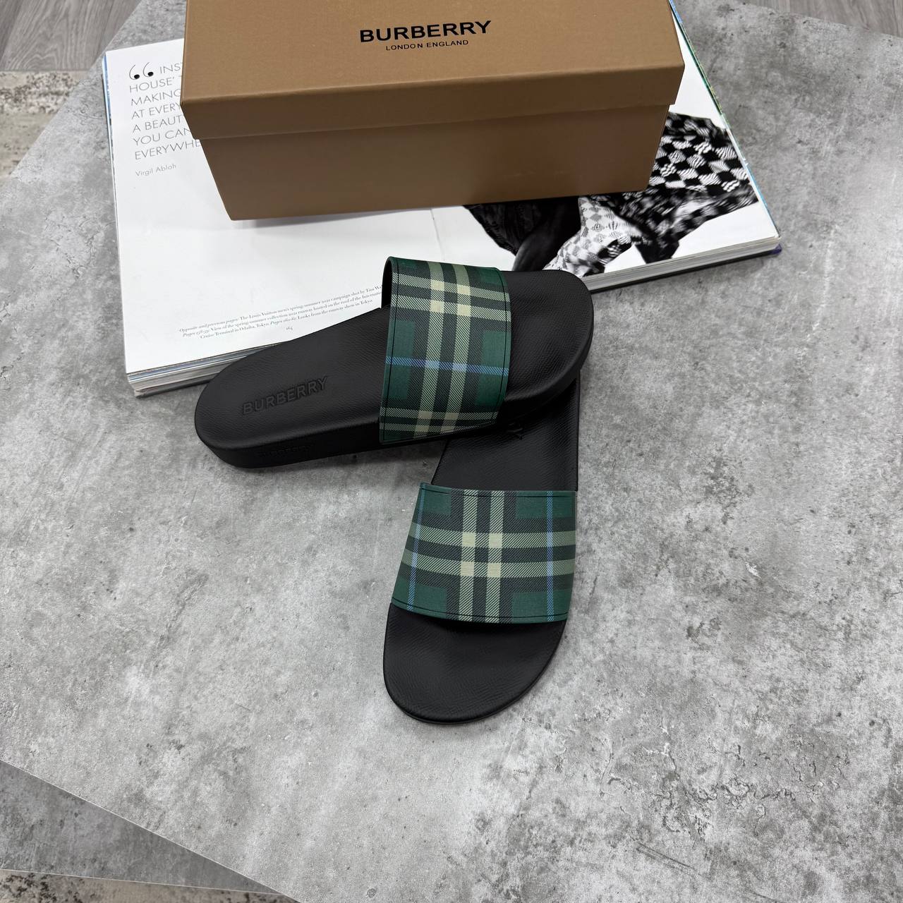 HIGH END BURBERR SLIDES MENS WITH FULL PACKAGING ETC jay1507