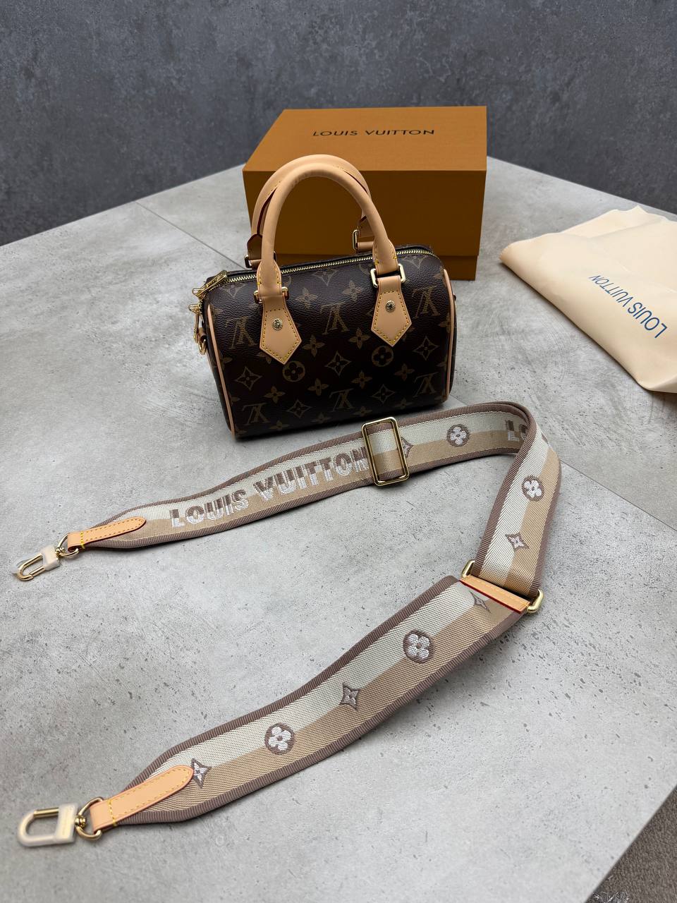 SUPER CLON LV BAG COME WITH BOX ETC am2207