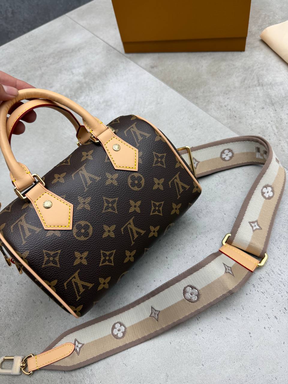 SUPER CLON LV BAG COME WITH BOX ETC am2207
