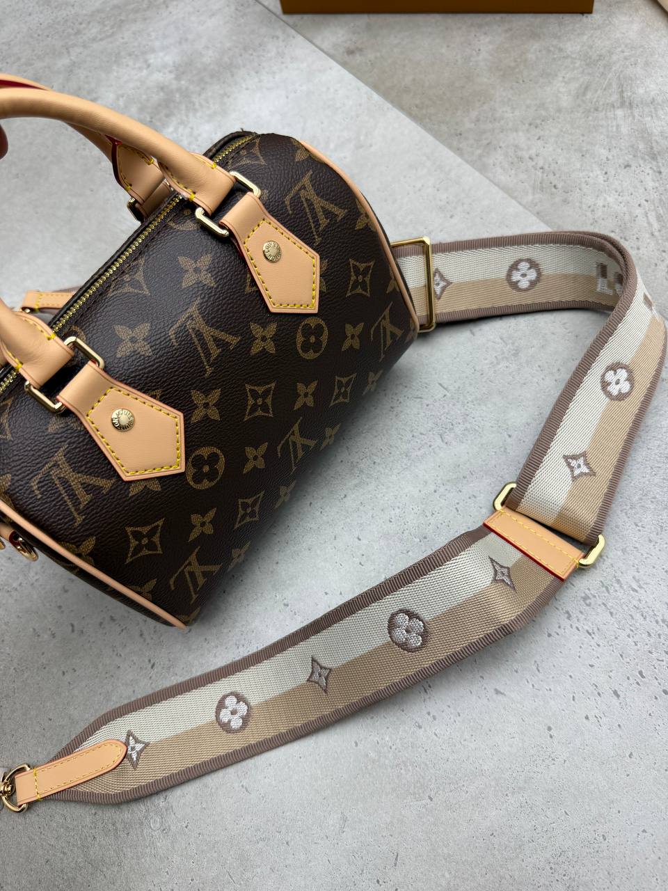 SUPER CLON LV BAG COME WITH BOX ETC am2207