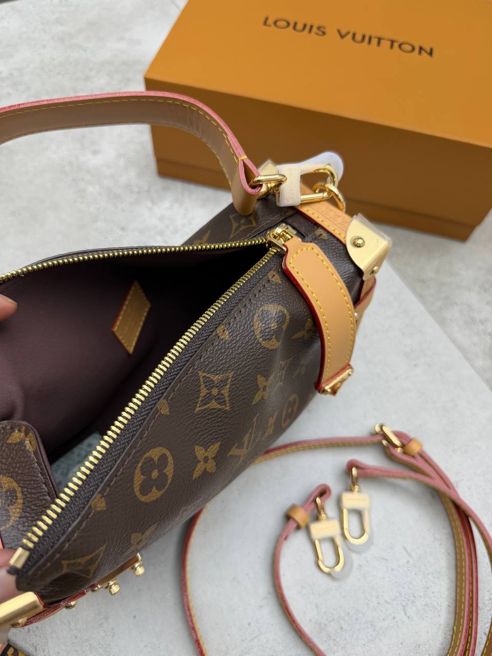 SUPER CLON LV BAG COME WITH BOX ETC am2207