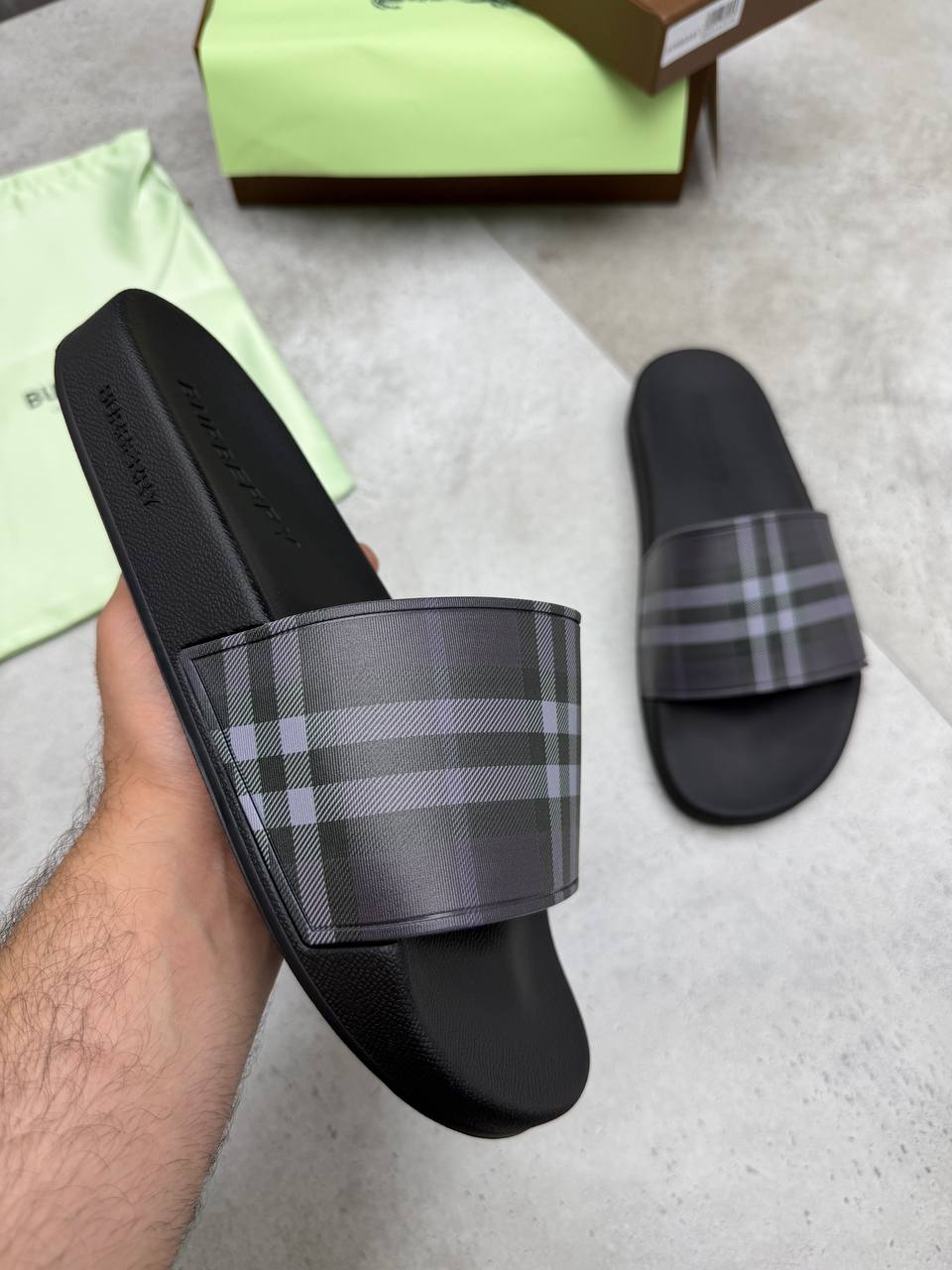 SUPER CLON BURBER SLIDERS COME WITH BOX ETC am2207