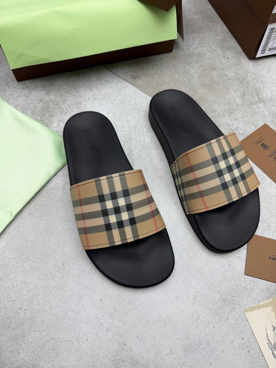 SUPER CLON BURBER SLIDERS COME WITH BOX ETC am2207
