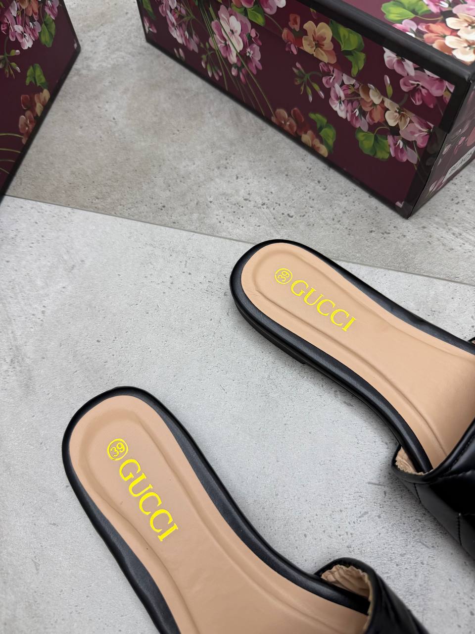 WOMENS GUCC SLIDERS am2307
