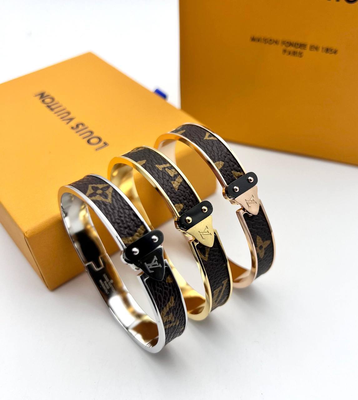 LV BANGLE WITH FULL PACKING am2908