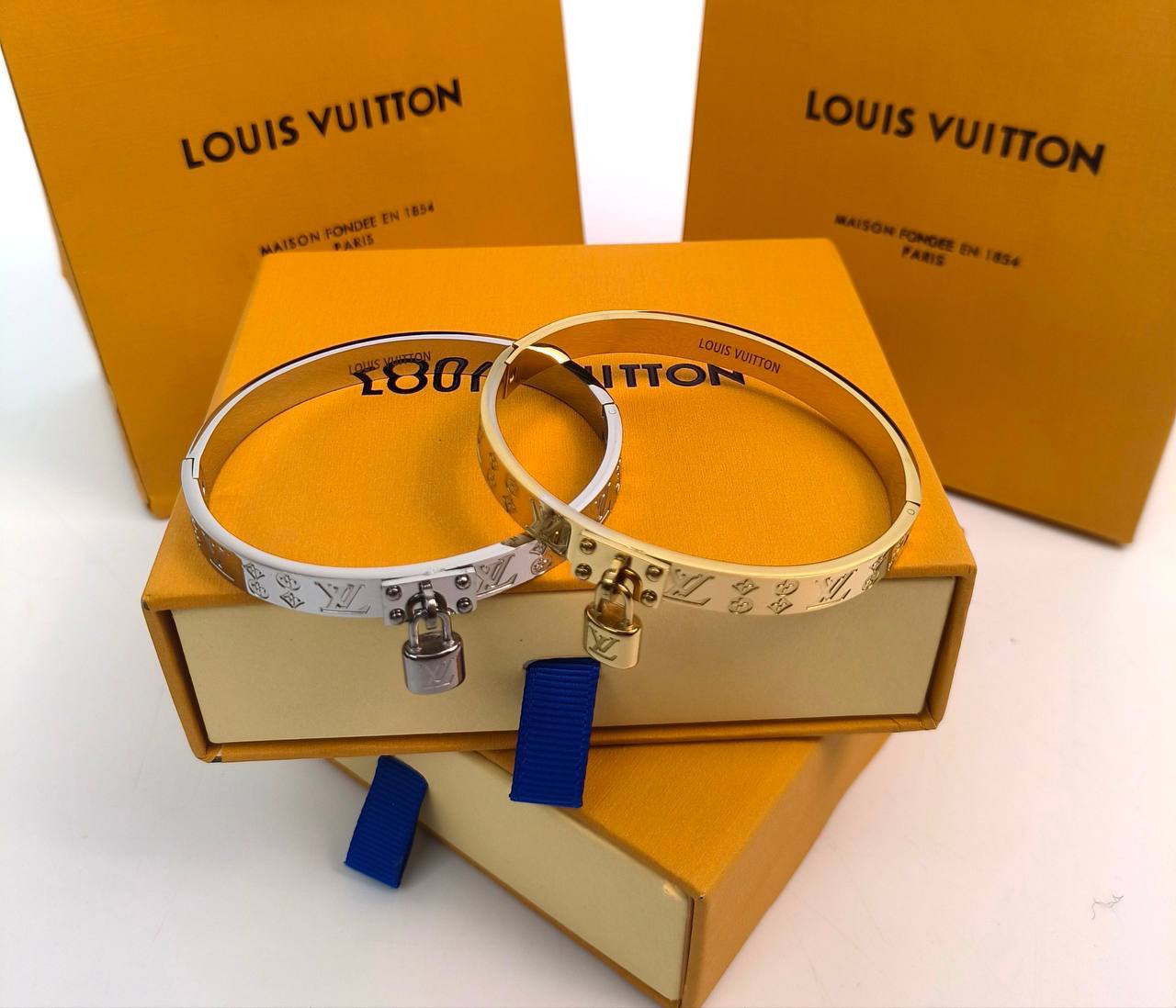 LV BANGLE WITH FULL PACKING am2908