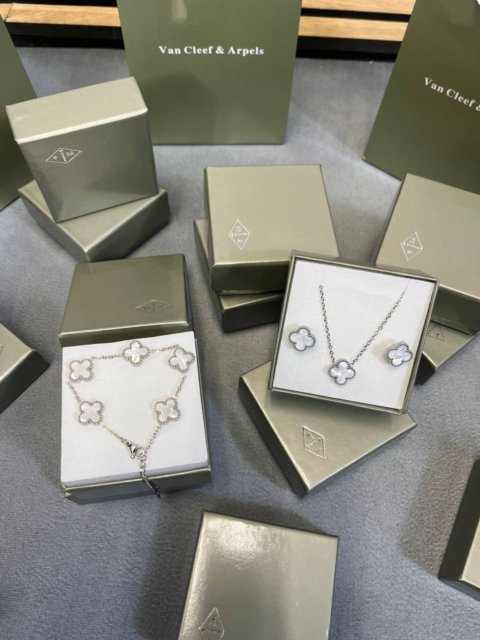 VA CLEEF & ARPEL NECKLACE EARRING AND BRACLET SET WITH FULL PACKING am2908