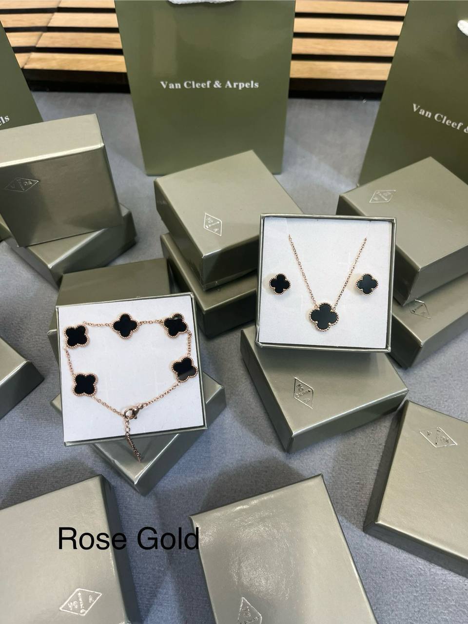 VA CLEEF & ARPEL NECKLACE EARRING AND BRACLET SET WITH FULL PACKING am2908
