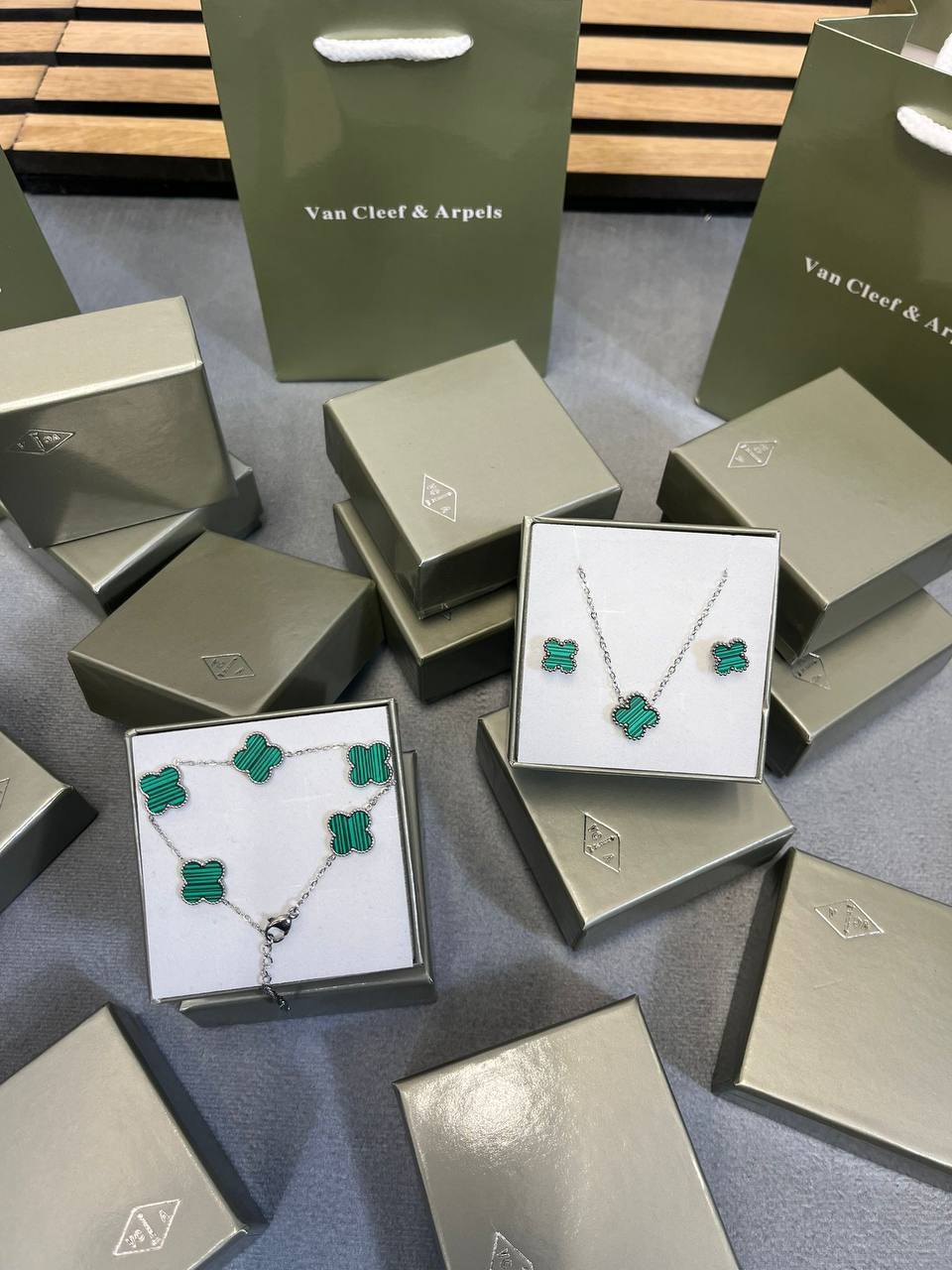 VA CLEEF & ARPEL NECKLACE EARRING AND BRACLET SET WITH FULL PACKING am2908