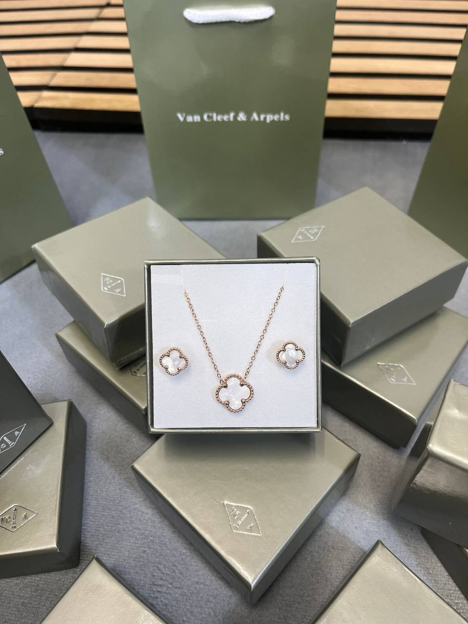 VA CLEEF & ARPEL NECKLACE EARRING AND BRACLET SET WITH FULL PACKING am2908