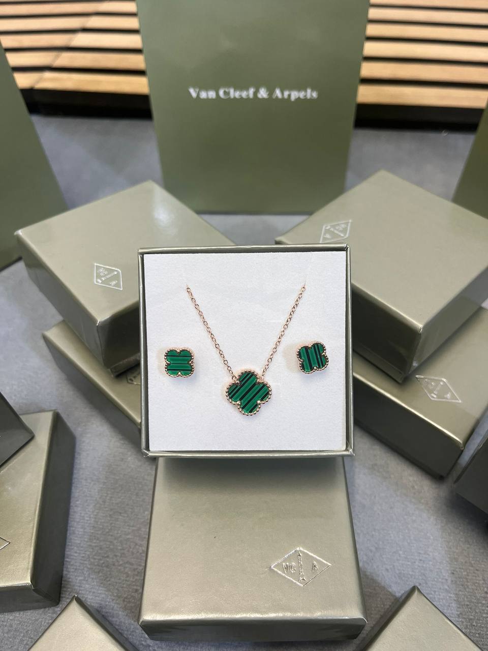 VA CLEEF & ARPEL NECKLACE EARRING AND BRACLET SET WITH FULL PACKING am2908