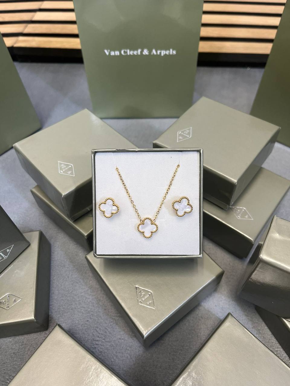 VA CLEEF & ARPEL NECKLACE EARRING AND BRACLET SET WITH FULL PACKING am2908