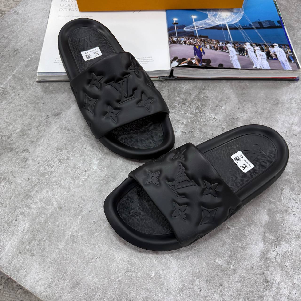 HIGH END LV MENS SLIDERS WITH BOX DUST BAG ETC jay2707