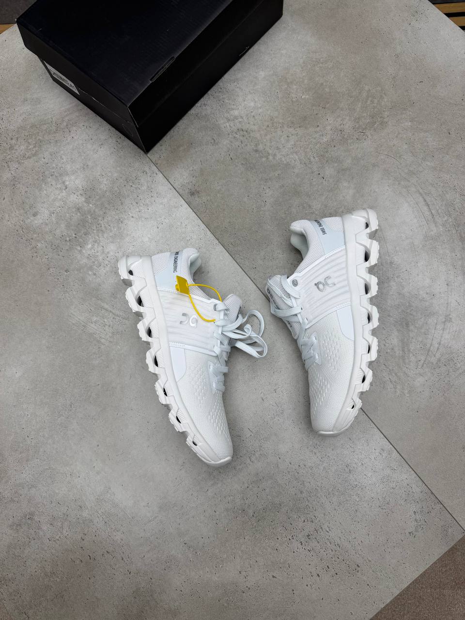 MENS ON CLOUD TRAINERS am2807